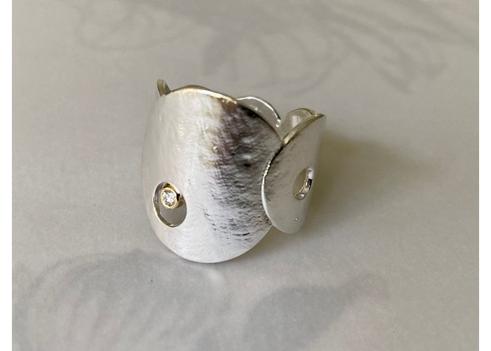 ANEL EFEITO VAZADO COM DIAMANTE