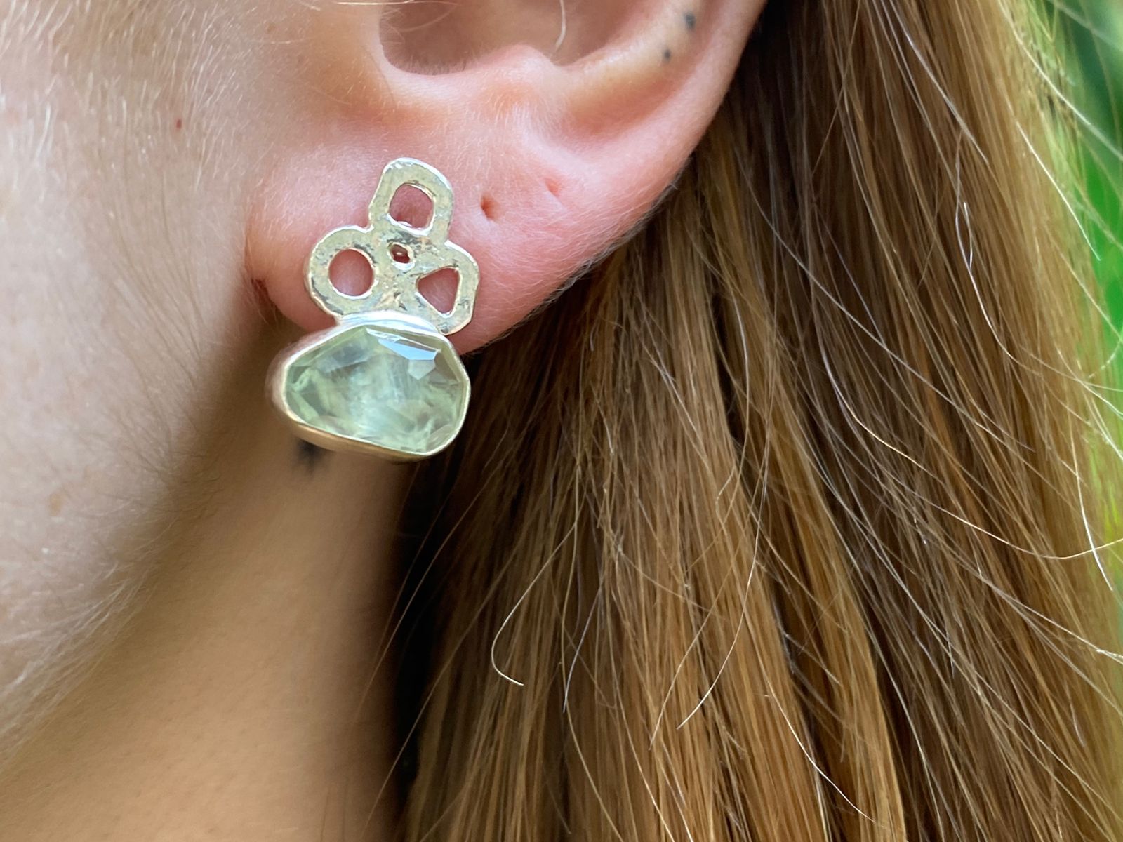 BRINCO QUETZAL PEDRA PINO  BRINCO QUETZAL PEDRA PINO