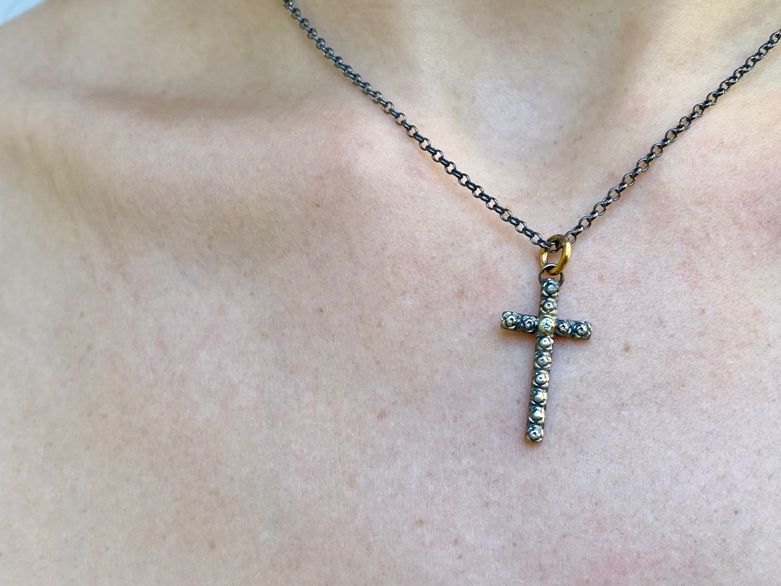 COLAR CRUZ ROSINHA GÓTICA