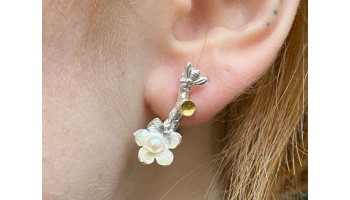 BRINCO GALHO SAKURA PÉROLA PEQUENO BRINCO GALHO SAKURA PÉROLA PEQUENO