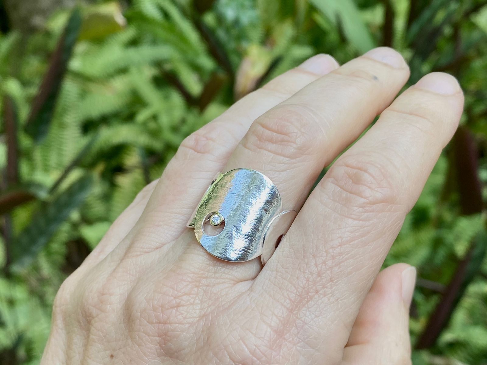 ANEL EFEITO VAZADO COM DIAMANTE ANEL EFEITO VAZADO COM DIAMANTE